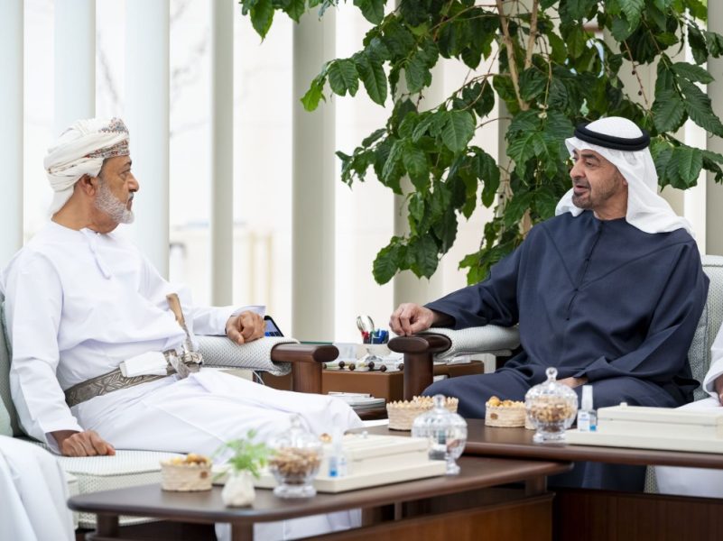 رئيس الدولة وسلطان عُمان يبحثان العلاقات الأخوية بين البلدين والتطورات الإقليمية