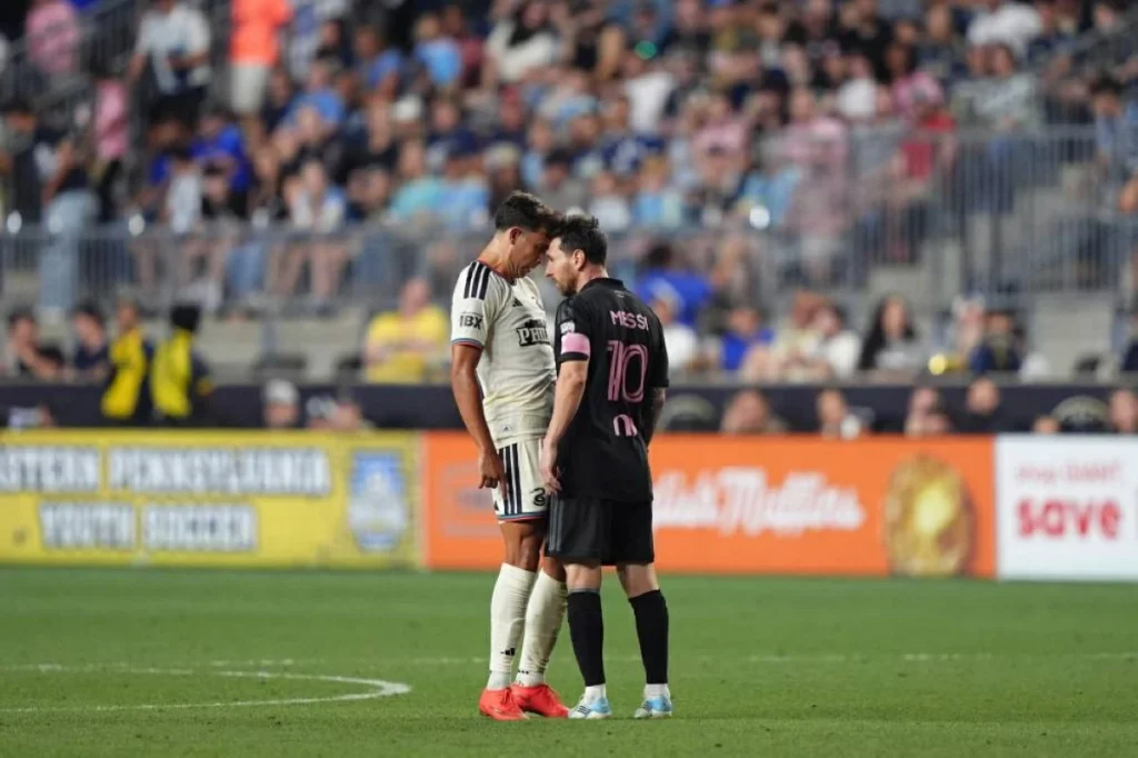 ميسي يتعرض لغرامة مالية لضربه لاعب فيلادلفيا
